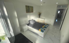 Newly Built Modern Flat With Free Parking Close To London Luton Airport And L&D Hospital